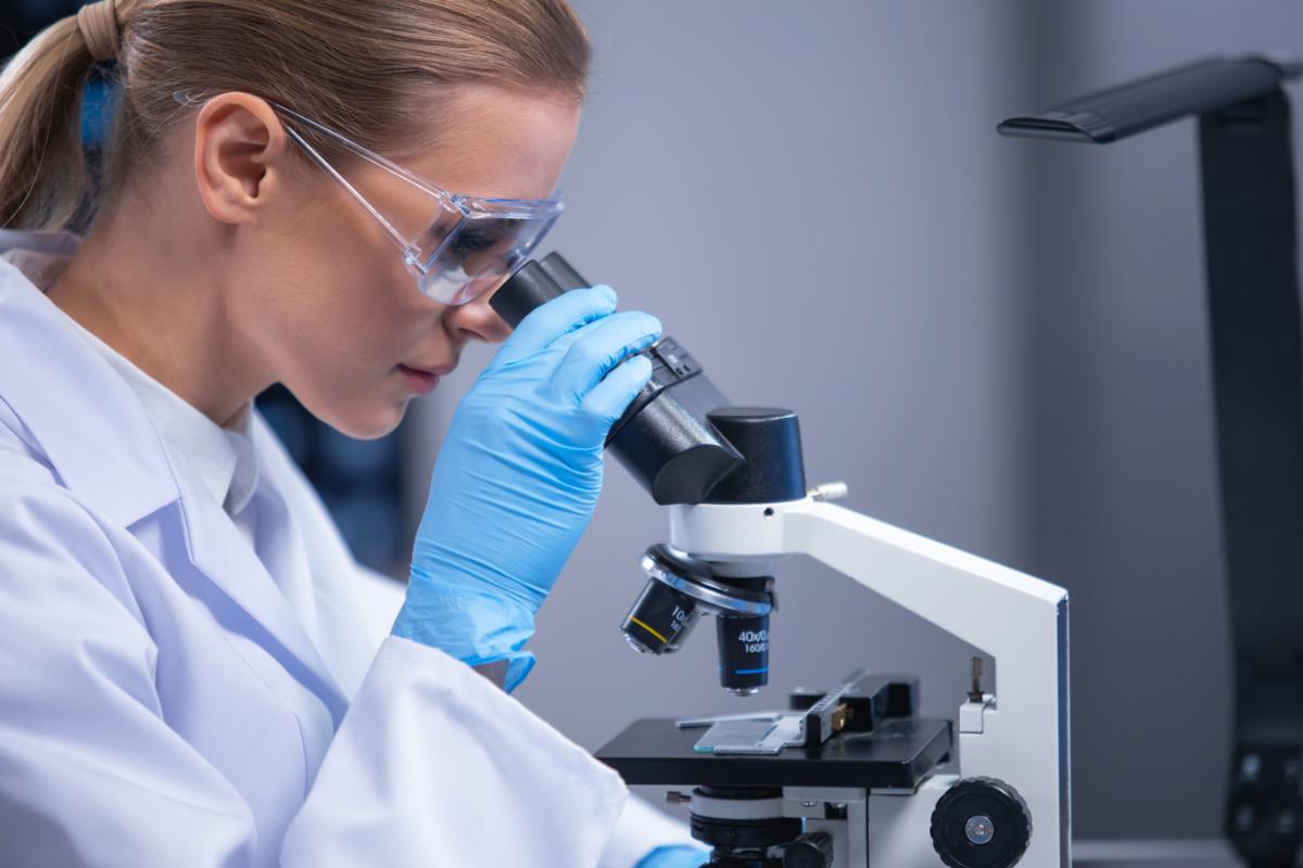 2. Cercetari privind utilizarea uleiului de canabis la copii - o revizuire a studiilor actuale_femeie, microscop, ochelari