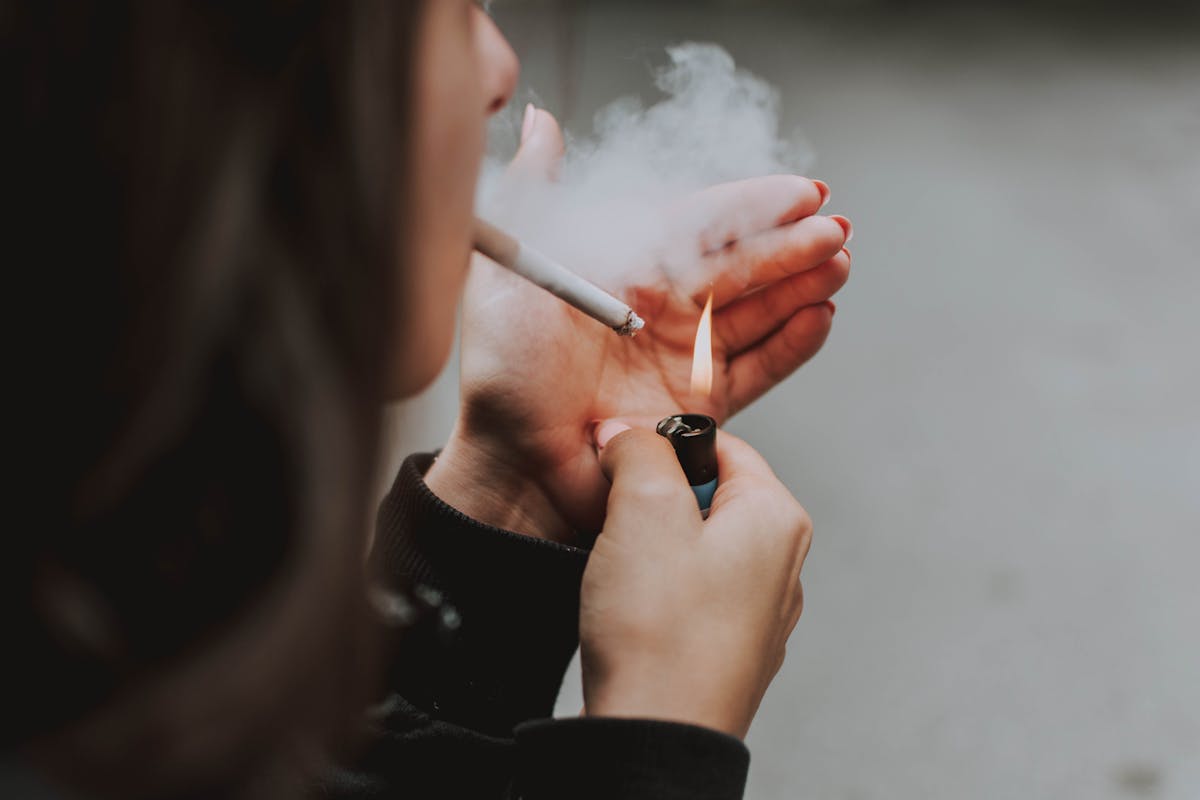 2. Fumatul si atacurile de panica - cum iti dai seama ca ai astfel de simptome din cauza tigarilor- fata care fumeaza, bricheta-min