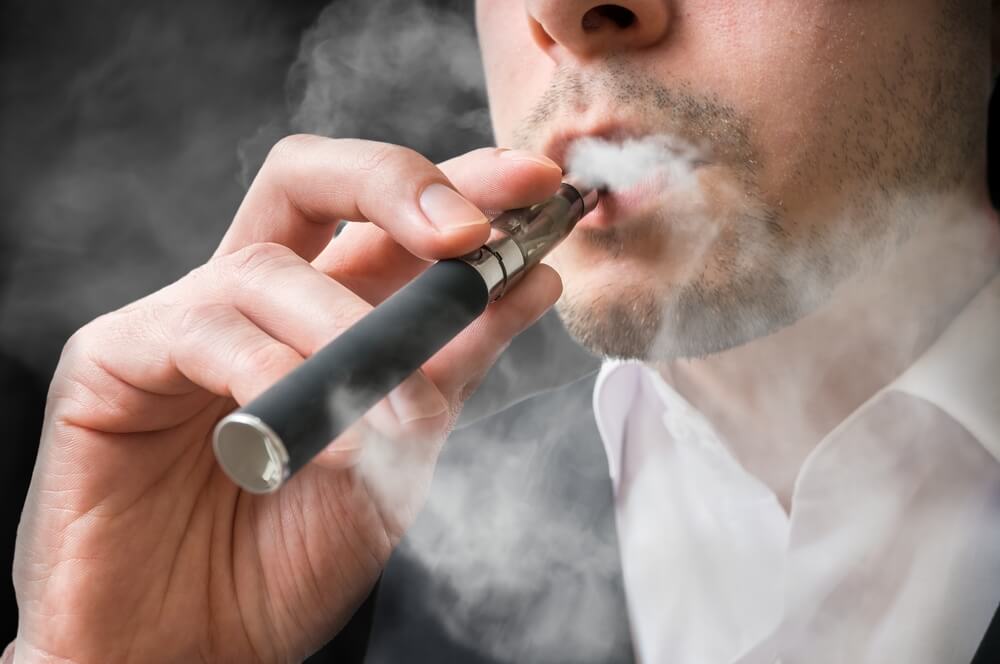 3. Cadou pentru iubit de Craciun sau pentru alte ocazii  - idei pentru fumatori- barbat care fumeaza tigara electronica-min