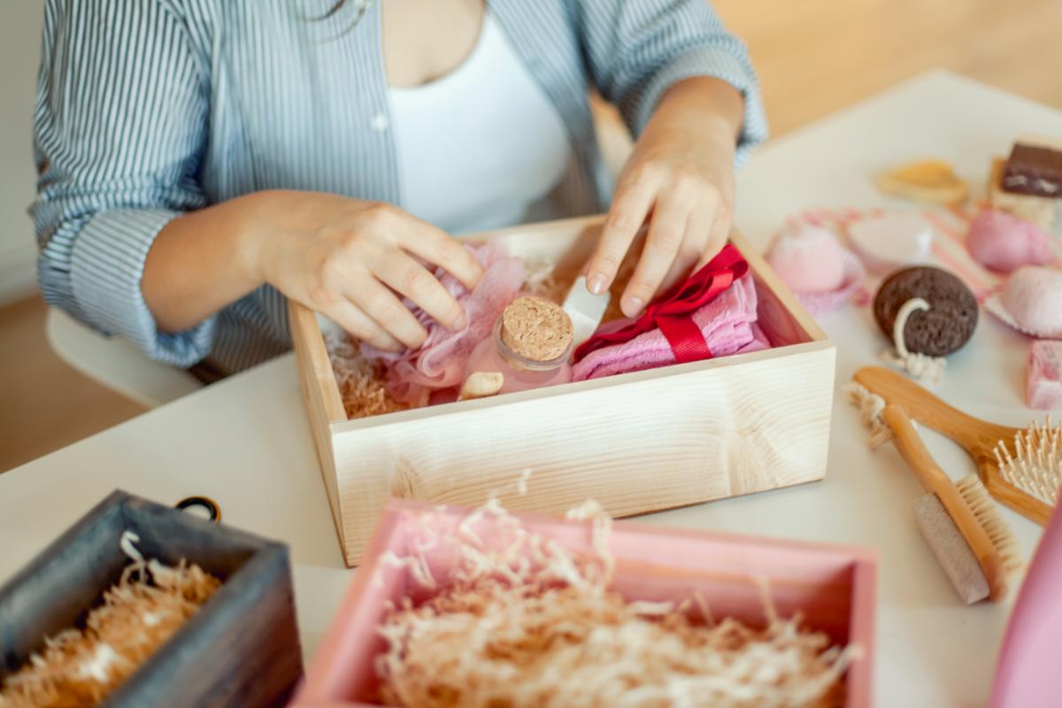3. Cadouri de pensionare pentru femei - sugestii de ambalare si oferire_femeie, cutie, masa, ambalaje 2