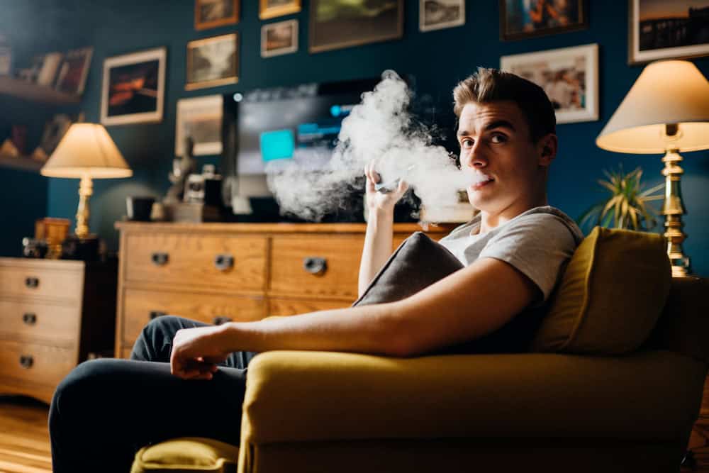 3. Fumatul provoaca anxietate - vaporizatoarele cu CBD, solutia perfecta in fata anxietatii - barbat care fumeaza vape-min