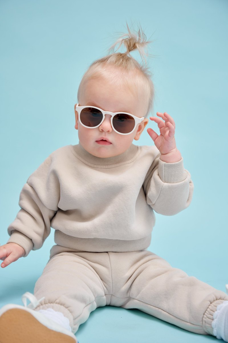 Bebeluș cu ochelari de soare Babiators albi