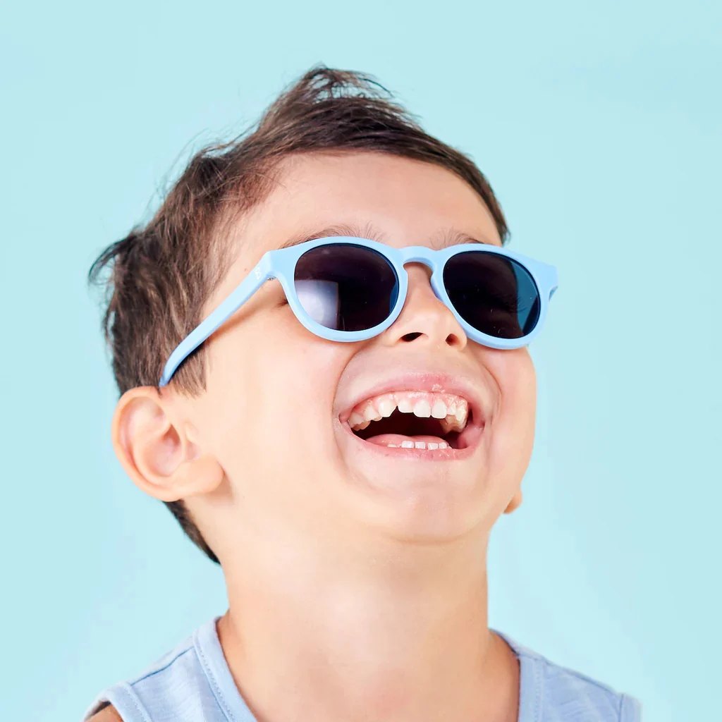 Băiețel care râde, cu ochelari de soare Babiators bleu
