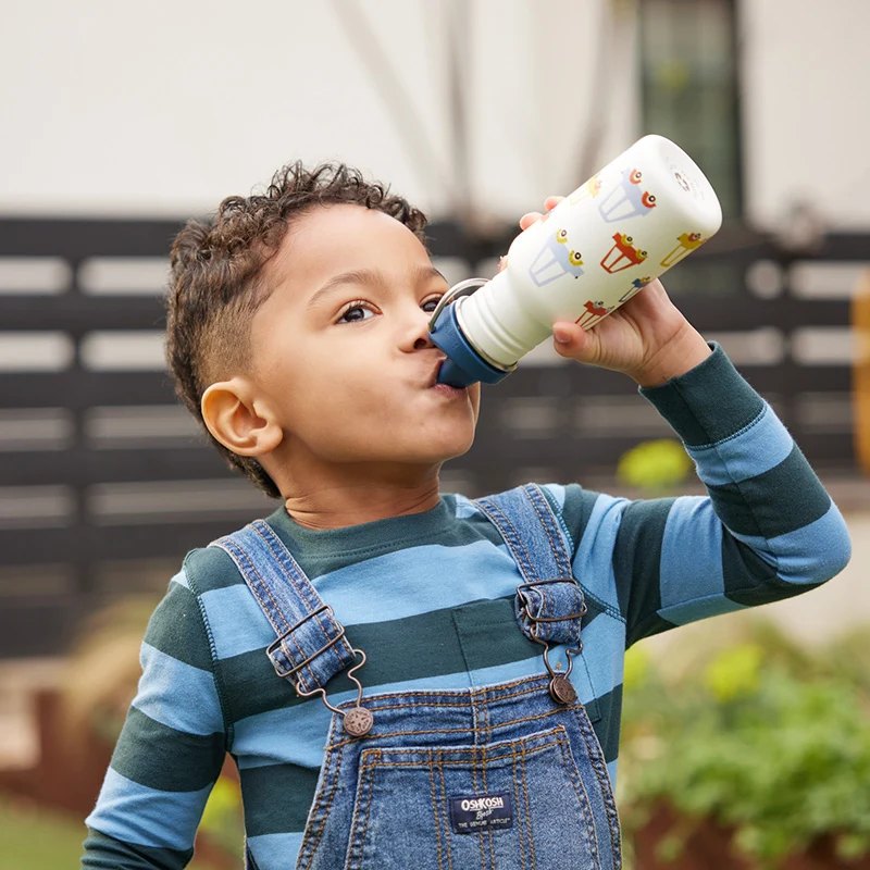 Băiețel care bea dintr-o sticlă Kid Kanteen® cu Sippy Cap