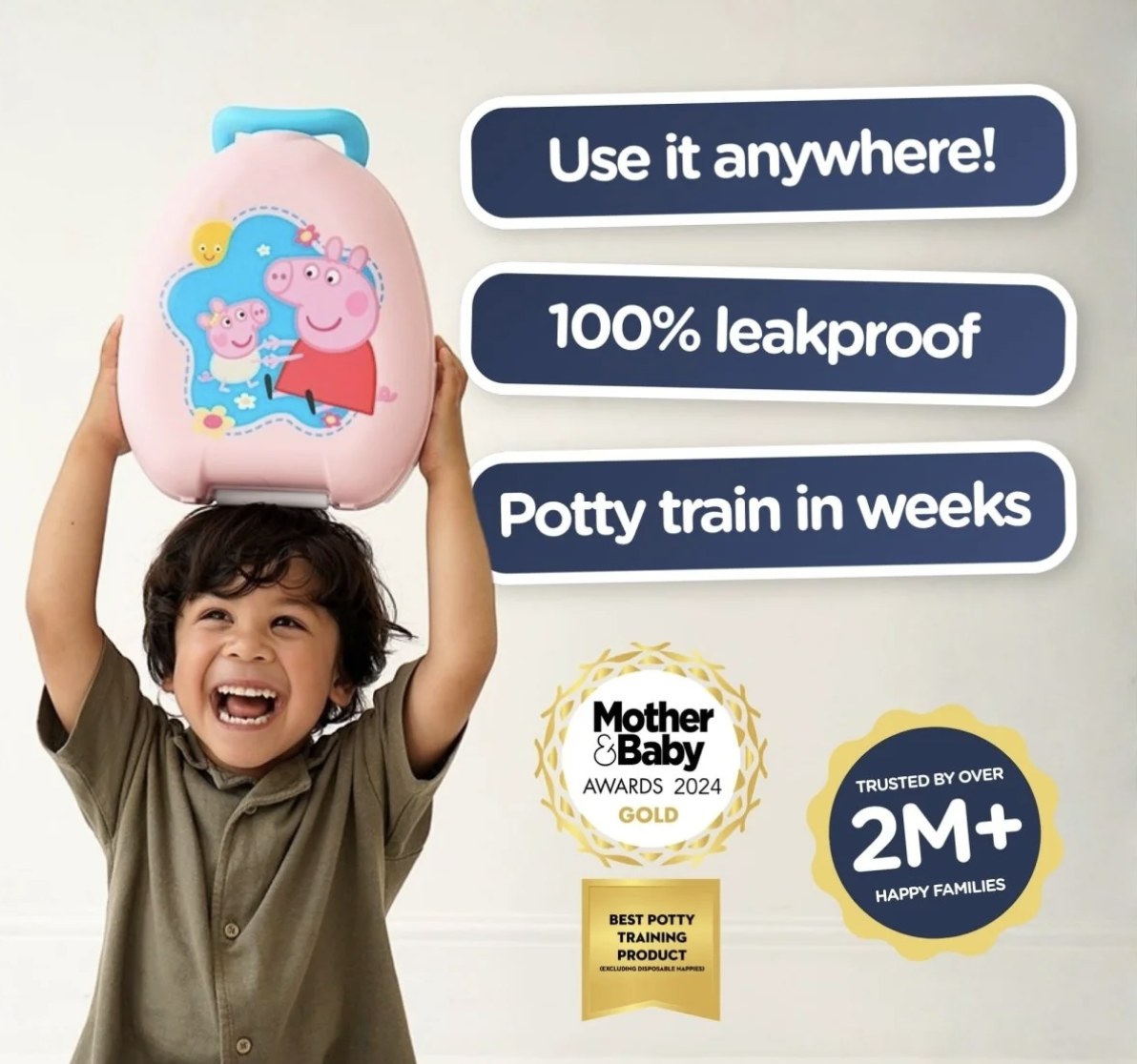 Copil care ține deasupra capului olița My Carry Potty® Peppa Pig, cu mențiunile Use it anywhere, 100% leakproof, Potty train in weeks