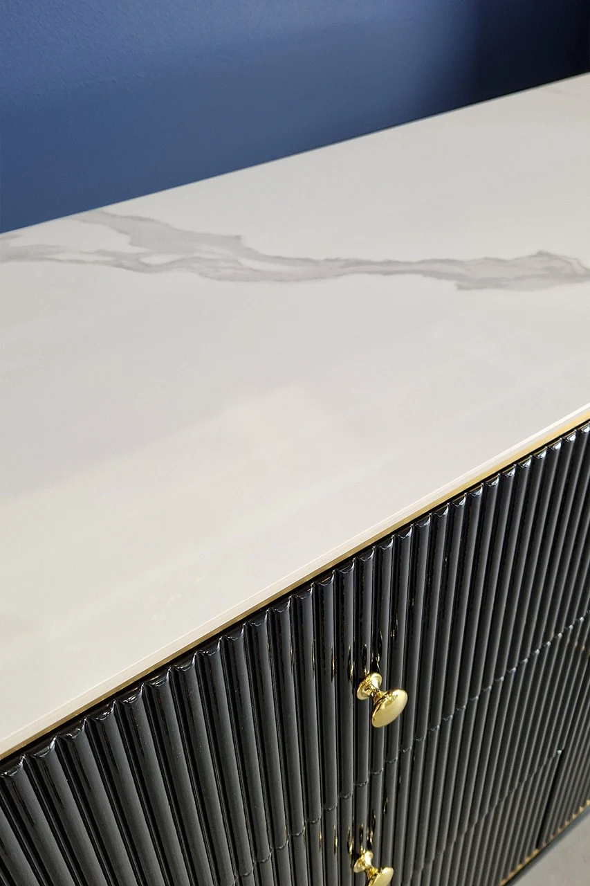 Cabinet T 810 modern cu nervuri, cadru metalic auriu și blat marmură compozit alb, alb sau negru, 150 cm lungime [2]