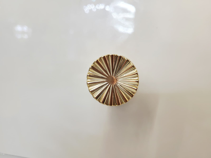 Comodă 2034 alb lucios, lemn masiv cu detalii aurii, model raze soare, 120 cm [5]