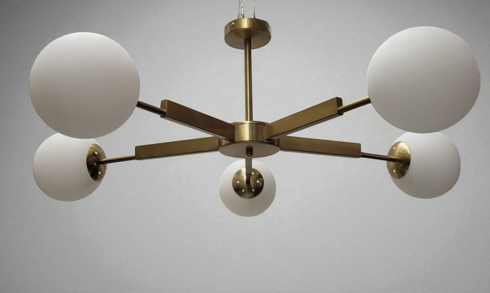 Lustră 2555/5 – 5 becuri E27, Ø90 cm, metal crom/auriu, globuri sticlă albă mată [1]