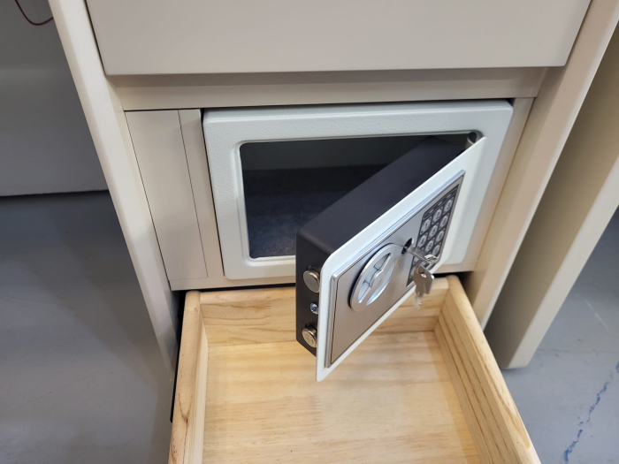 Masă de machiaj 659 bej din MDF cu oglindă LED integrată, blat din sticlă securizată, comodă cu sertare și seif [3]