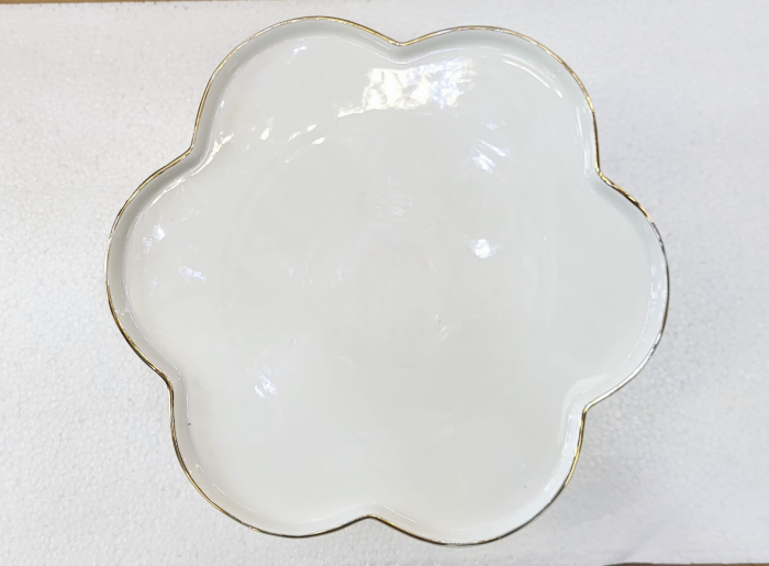 Platou decorativ AYPD22-22 din ceramică albă, formă floare, picior metal auriu, 25 cm [3]