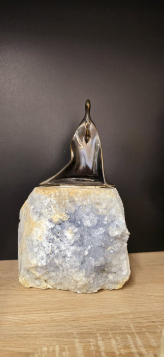 Statuetă decorativă metalică auriu-aramiu pe bază cu cristale naturale – 20 cm [1]