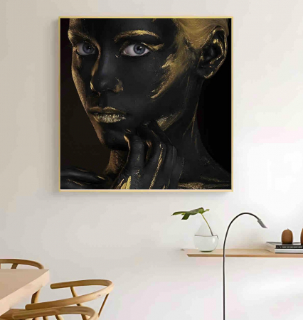 TABLOURI - Tablou decorativ 80x80 cm – Portret femeie pe fundal negru cu accente aurii