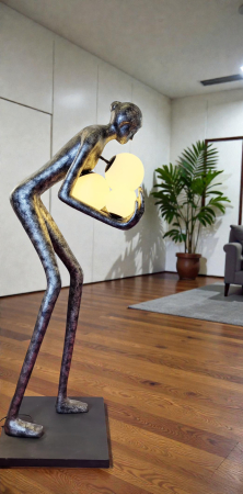 VEIOZE SI LAMPADARE - Lampadar sculptural F 9106 – fibră de sticlă negru & argintiu, 4 globuri opaline, 180 cm