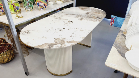 SCAUNE SI MESE - Masă 689 ovală, marmură crem cu picioare aurii, L180x90 cm