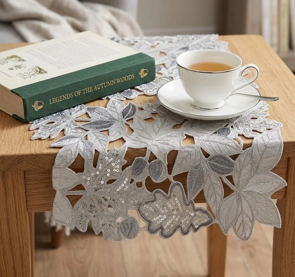 Accesorii bucătărie & dining - Napron masă LP 87 gri deschis cu paiete argintii model frunze toamnă 40x180 cm elegant