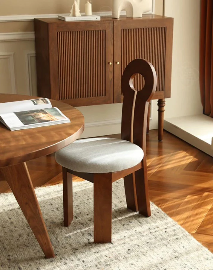 SCAUNE SI MESE - Scaun D35 maro cu șezut alb din piele ecologică – design elegant și confortabil