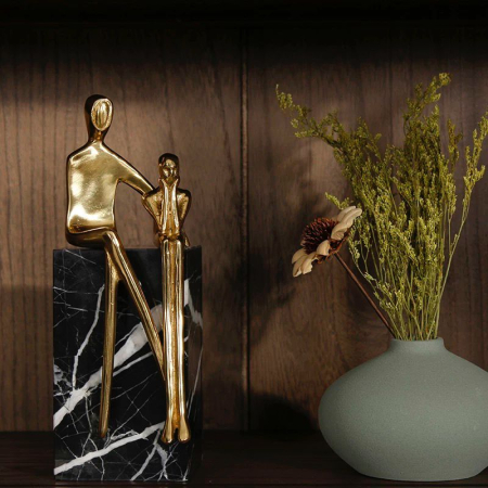 Statuetă decorativă metal auriu lucios, design abstract siluetă umană [3]