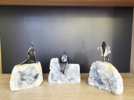 Statuetă decorativă metalică auriu-aramiu pe bază cu cristale naturale – 20 cm [2]