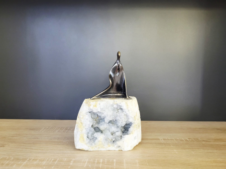 Statuetă decorativă metalică auriu-aramiu pe bază cu cristale naturale – 20 cm [1]