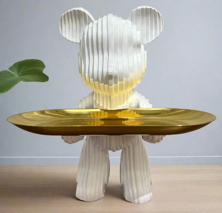 DECORATIUNI - Statuetă decorativă modernă ursuleț XL 010 din rășină, alb, gri sau negru, cu tavă metalică aurie, design contemporan, 21 cm înălțime