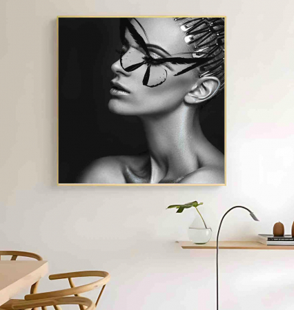 TABLOURI - Tablou portret decorativ 80x80 cm – Femeie în alb-negru cu fluture și accesorii elegante