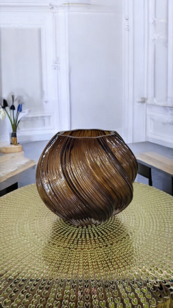 DECORATIUNI - Vază decorativă SS24-011 maro – elegantă și modernă, din sticlă cu textură ondulată