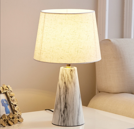 VEIOZE SI LAMPADARE - Veioză G9054 – Eleganță modernă în crem/alb cu inserție neagră