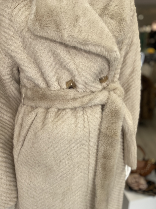 Palton bej blana artificiala [3]