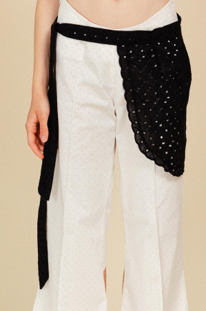 Pantaloni ARROW albi cu dungă și cu talie rotundă [1]