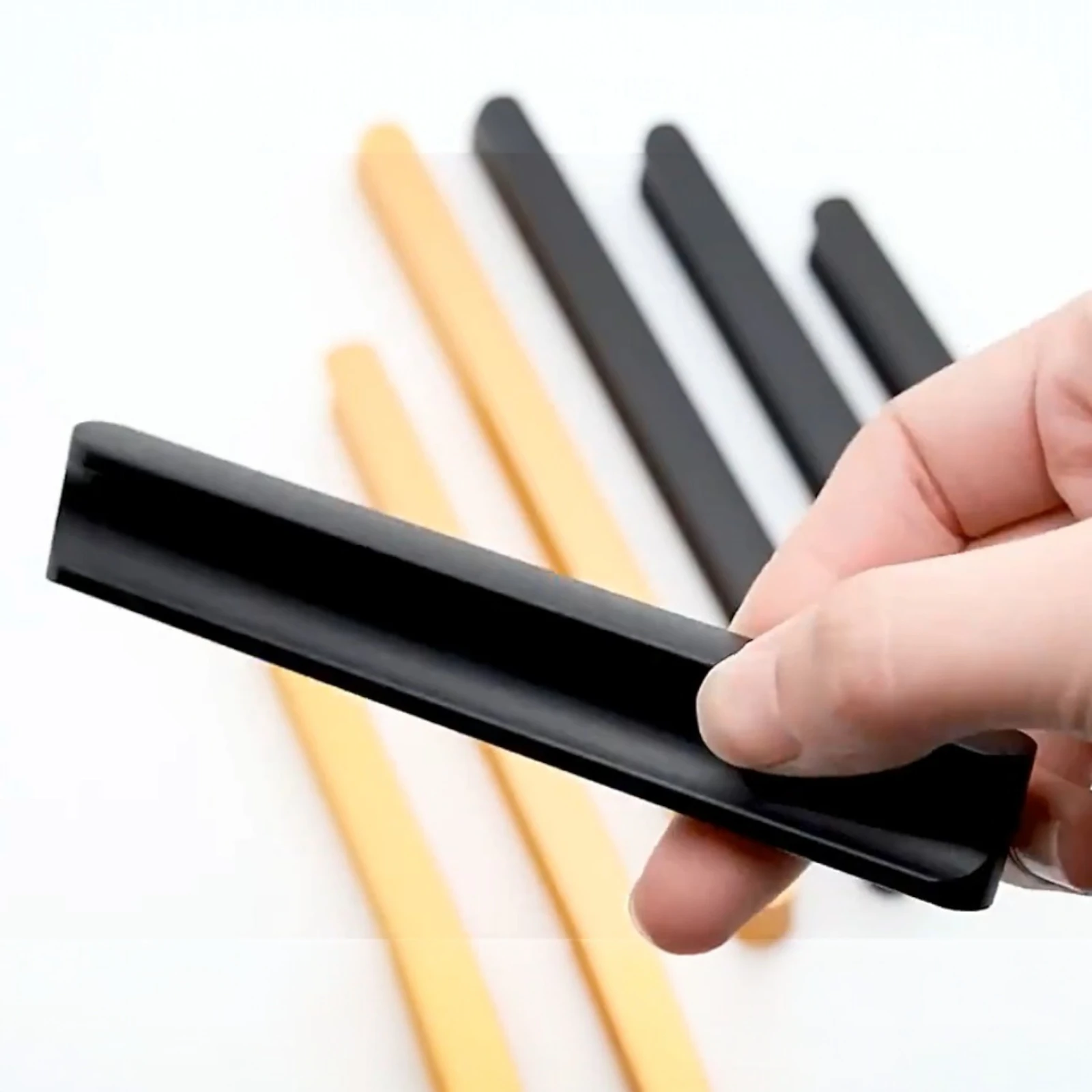 Maner Perfect Linear negru mat [16]