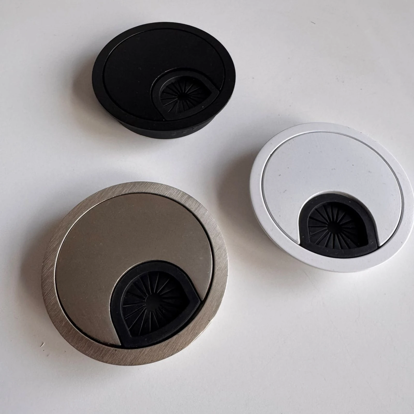 Trecere cabluri metalică cu capac Ø68 mm pentru birou și mobilier [4]