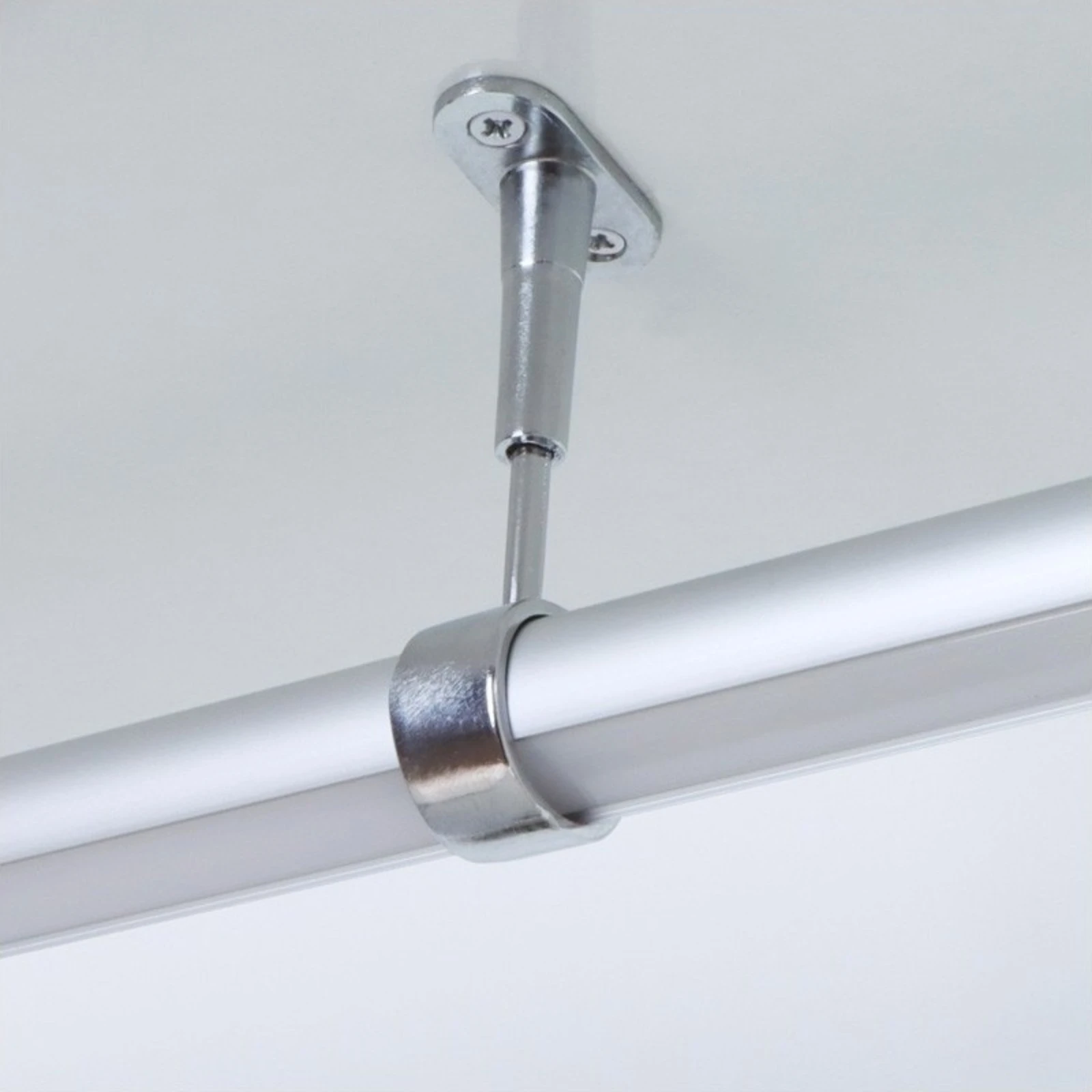 Accesorii Dressing - Suport intermediar cu prindere în tavan pentru bară de haine rotundă Ø25 mm, crom