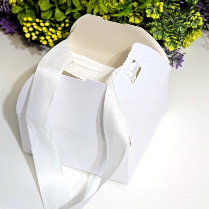 Cutie din carton alba sidefata cu funda 12cm x 12cm x 6cm [7]