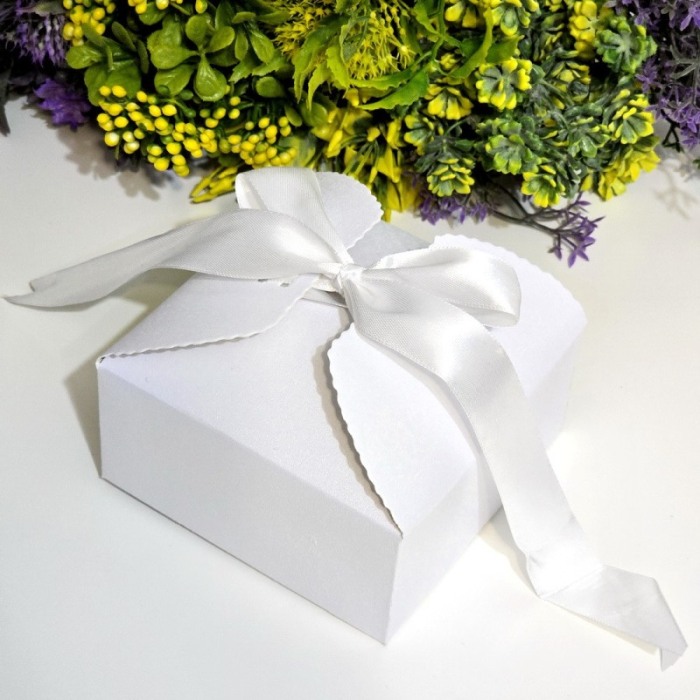 Cutie din carton alba sidefata cu funda 12cm x 12cm x 6cm [6]