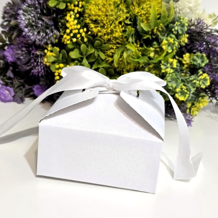 Cutie din carton alba sidefata cu funda 12cm x 12cm x 6cm [4]