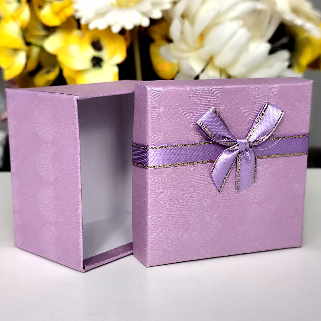 Cutie din carton mov cu funda 8.5cm x 8.5cm x 5.5cm [2]
