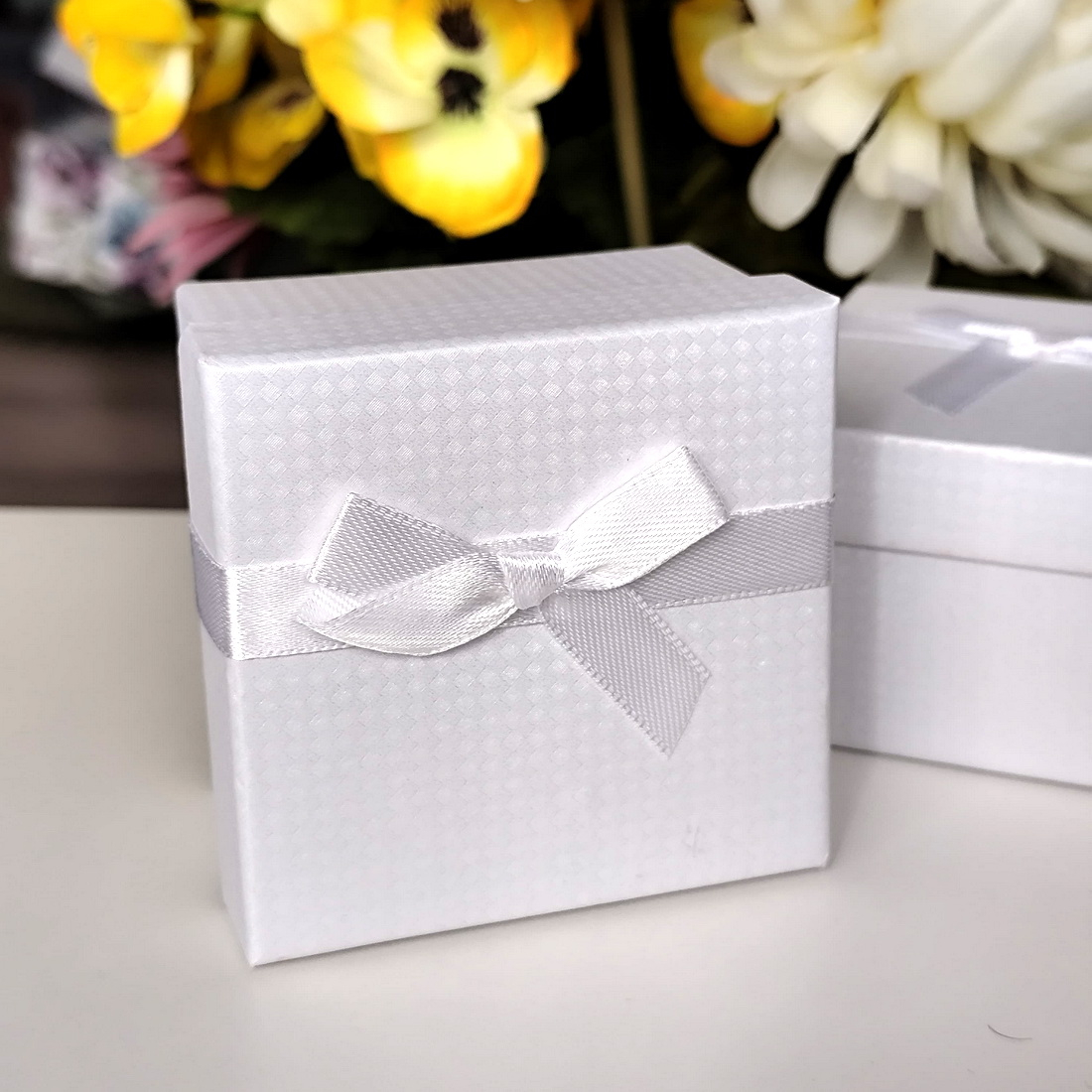 Cutie din carton albe cu funda 8.5cm x 8.5cm x 5.5cm [3]