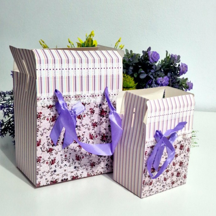 Cutie din carton plastifiat model floral cu funda mov 10cm x 7cm x 12cm [9]