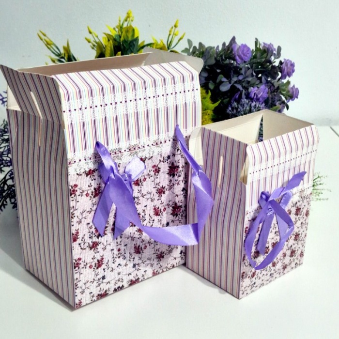Cutie din carton plastifiat model floral cu funda mov 10cm x 7cm x 12cm [3]