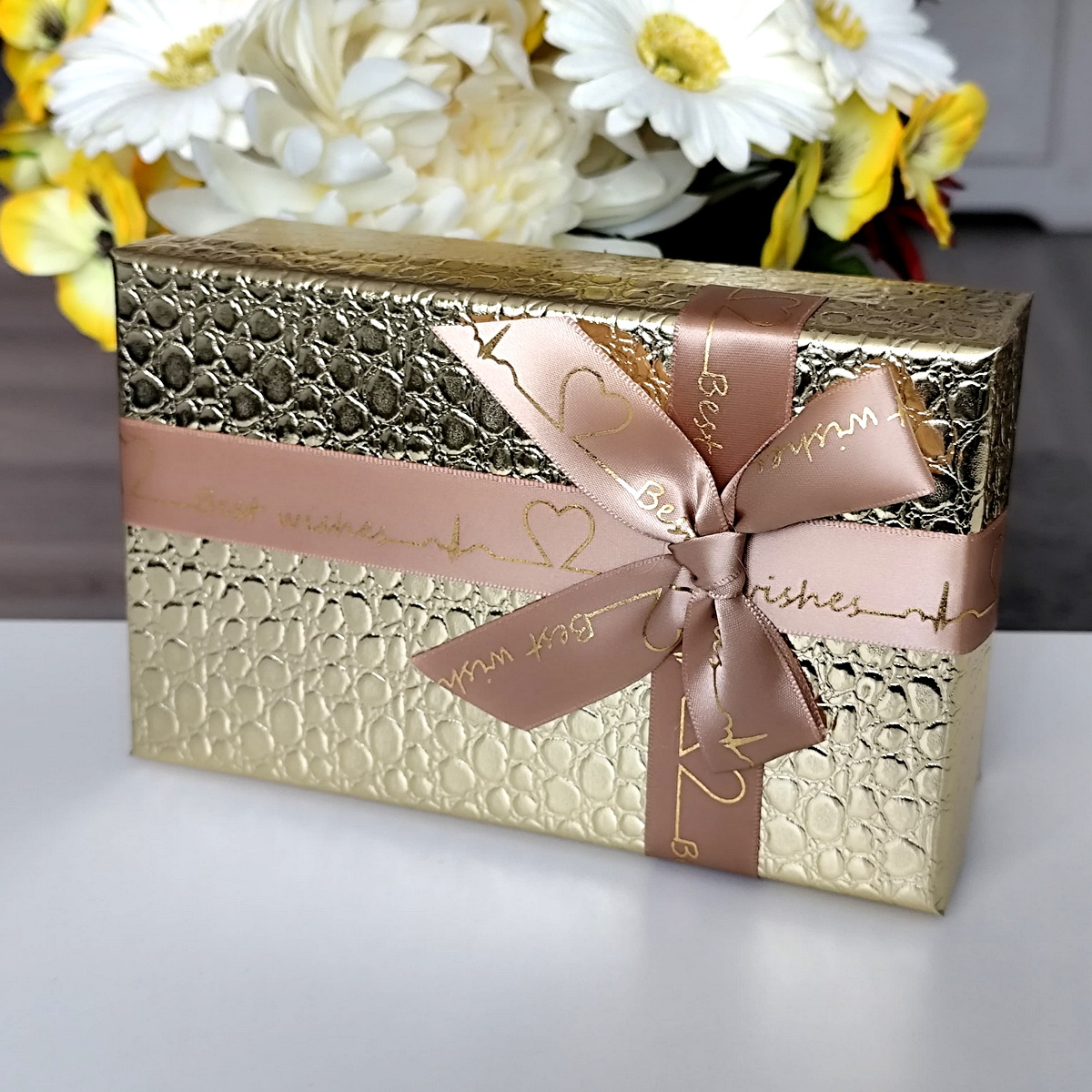 Cutie din carton auriu cu funda 23cm x 16cm x 10cm [1]