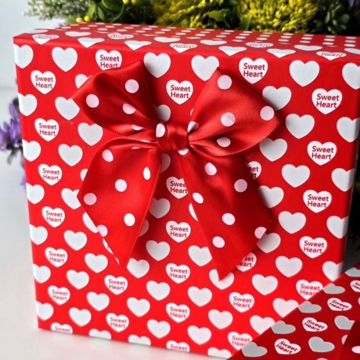 Cutie din carton rosu cu inimi albe 14,5cm x 14,5cm x 6cm [4]