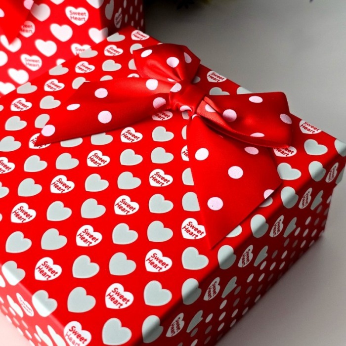 Cutie din carton rosu cu inimi albe 16,5cm x 16,5cm x 8cm [2]
