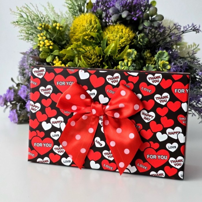 Cutie din carton rosu cu inimi rosii si albe 19cm x 11,5cm x 6,5cm [6]
