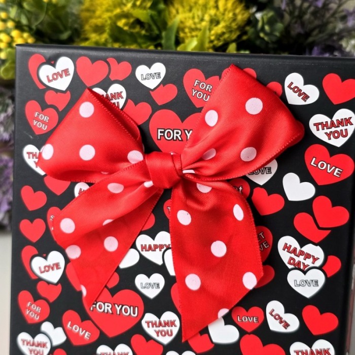 Cutie din carton rosu cu inimi rosii si albe 19cm x 11,5cm x 6,5cm [4]