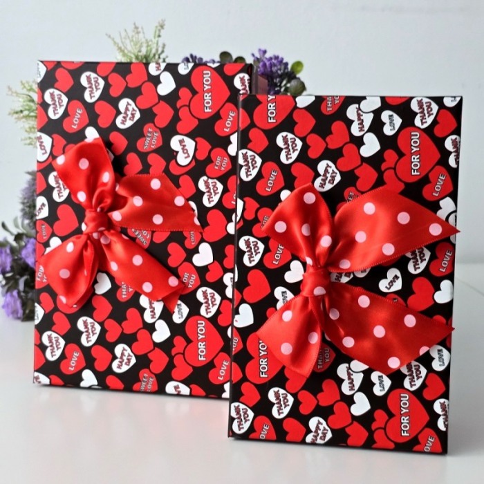 Cutie din carton rosu cu inimi rosii si albe 19cm x 11,5cm x 6,5cm [7]