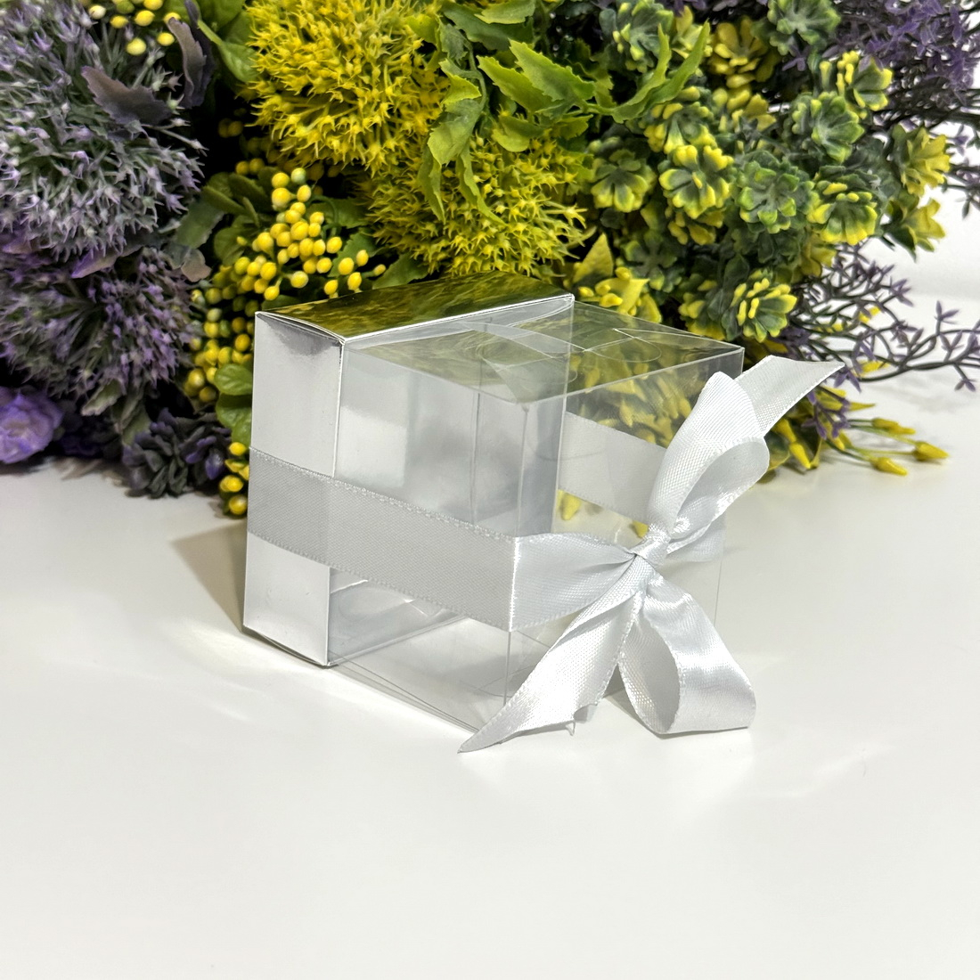 Cutie din plastic transparent cu baza din carton argintiu si funda 7.5cm x 7.5cm x 8.5cm [2]