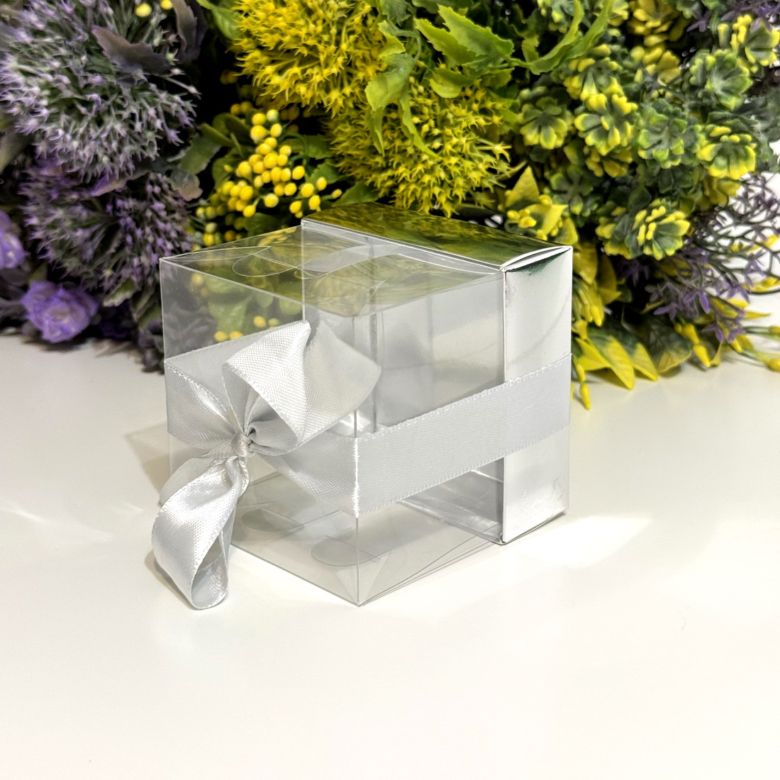 Cutie din plastic transparent cu baza din carton argintiu si funda 7.5cm x 7.5cm x 8.5cm [5]