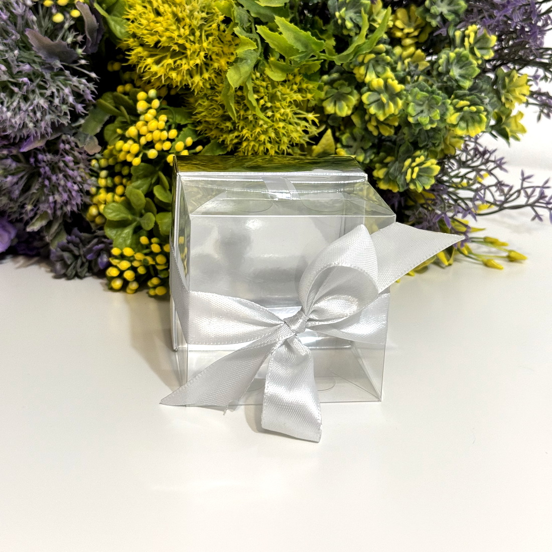 Cutie din plastic transparent cu baza din carton argintiu si funda 7.5cm x 7.5cm x 8.5cm [4]