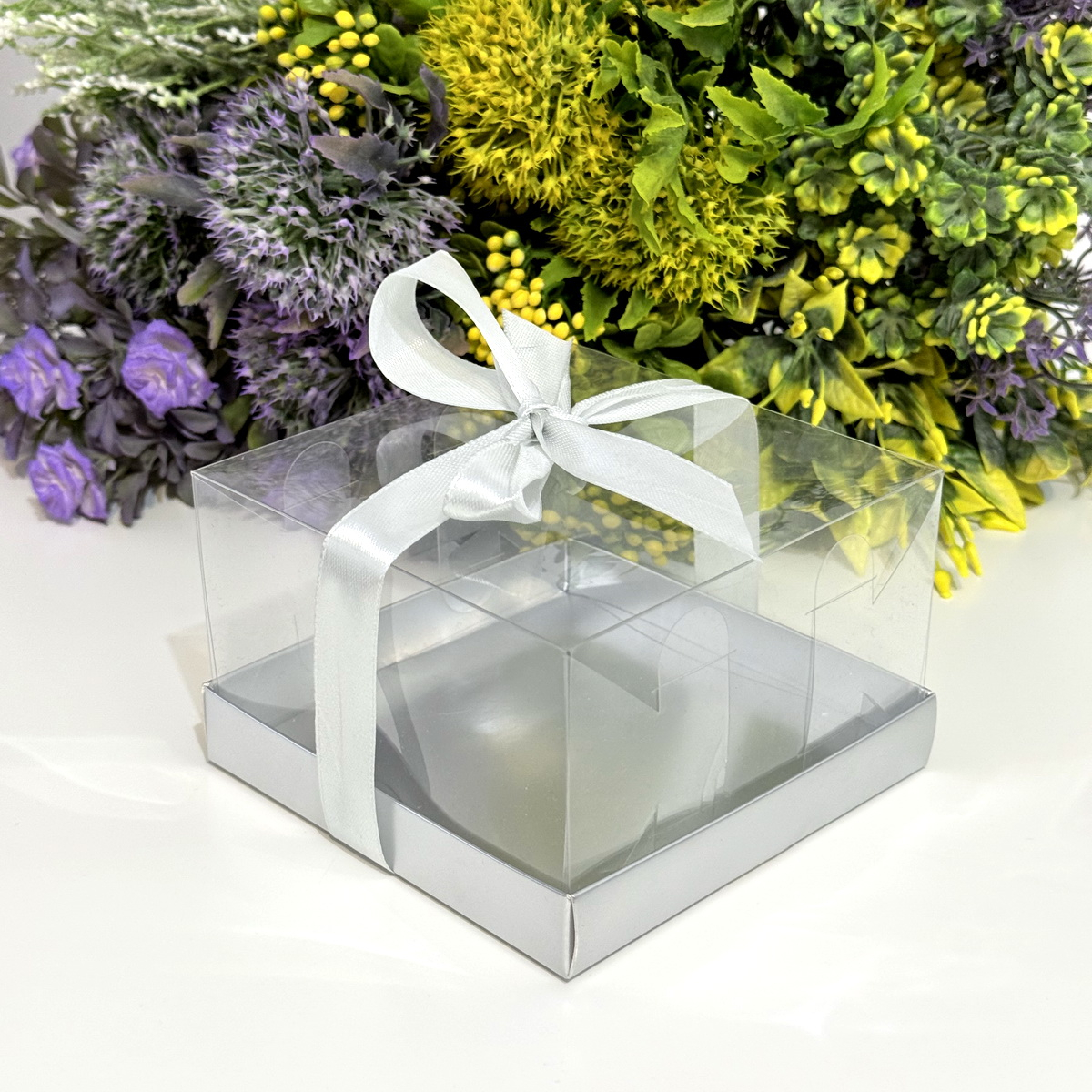 Cutie din plastic transparent cu baza din carton argintiu si funda 12cm x 12cm x 7cm [8]