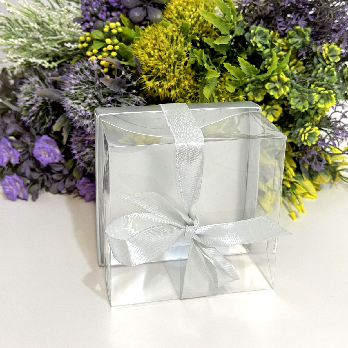 Cutie din plastic transparent cu baza din carton argintiu si funda 12cm x 12cm x 7cm [3]